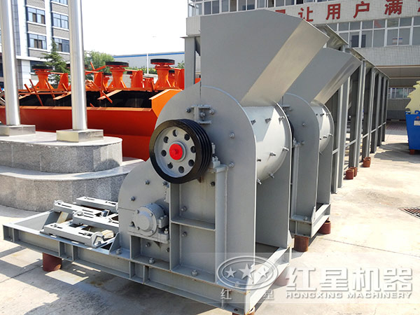 大塊煤怎么弄碎？無(wú)篩底雙級(jí)粉碎機(jī)來(lái)幫忙