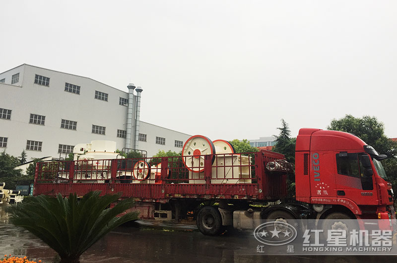 又一套砂石料生產(chǎn)設備裝車以待發(fā)貨