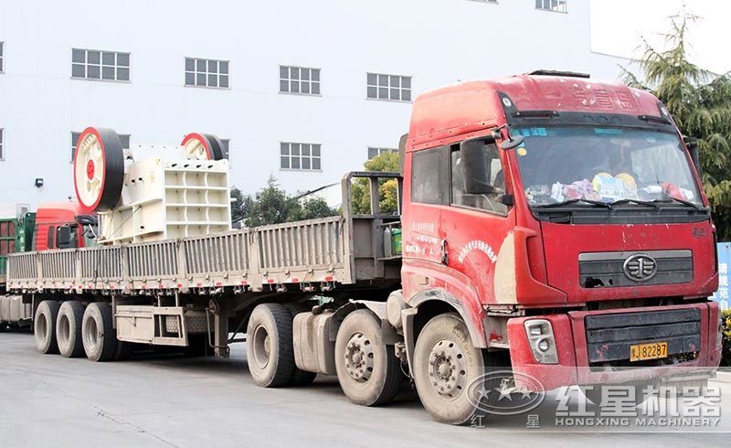 人工破碎混凝土用什么機器？選擇顎破機，大產(chǎn)量，運行可靠